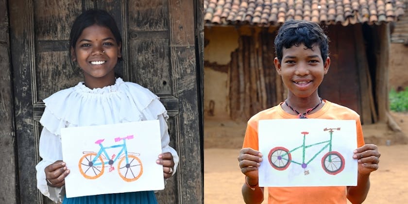 Guddu en Manisha houden allebei hun zelfgemaakte tekening omhoog met hun droom daarop afgebeeld: een fiets.