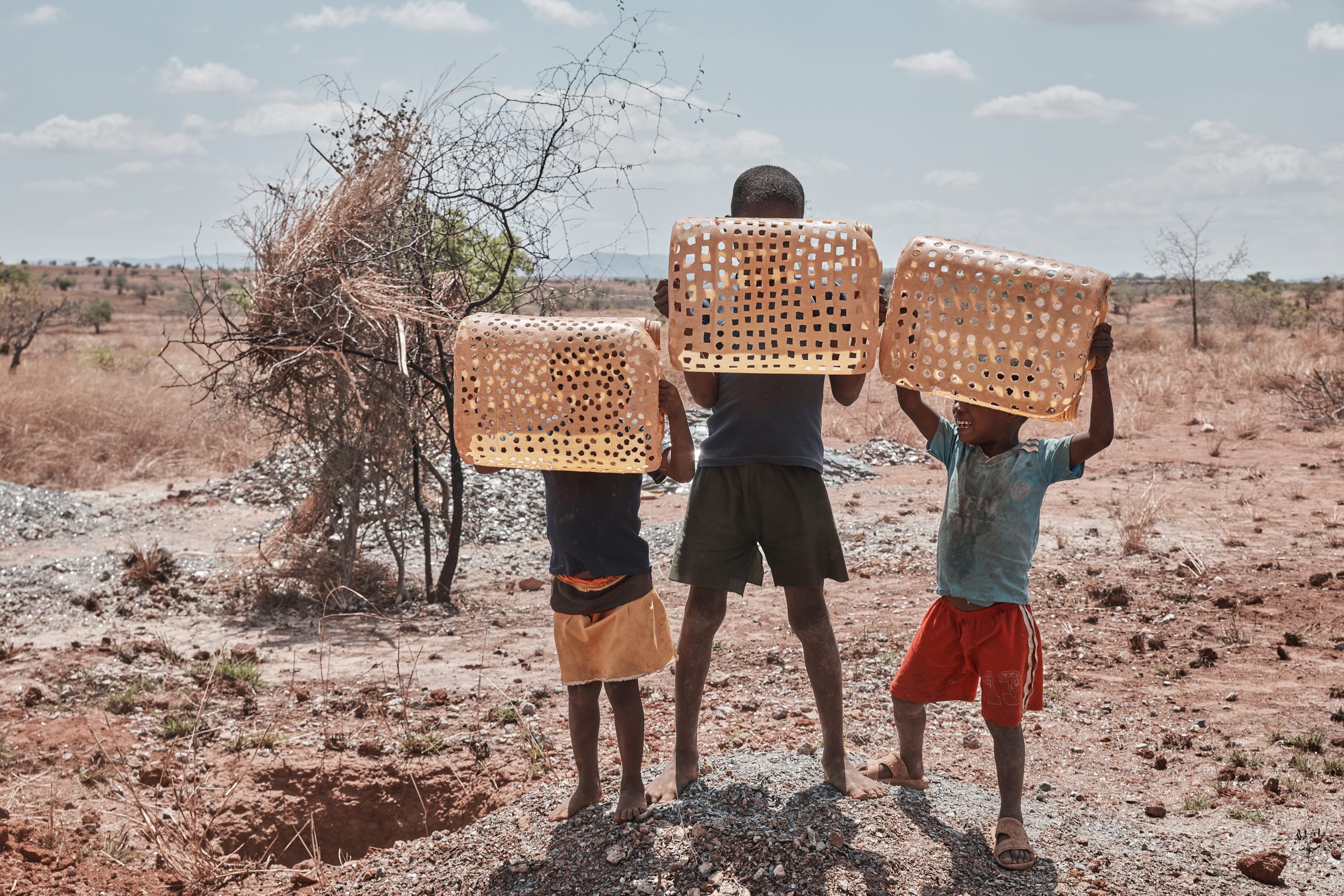 Kinderen die moeten werken bij de micamijnen