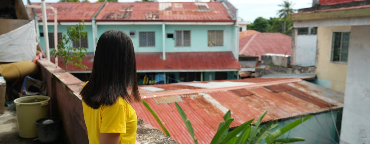 Kikang, 15 jaar. Dankzij project CONEC leerde Kikang hoe ze zichzelf kan beschermen tegen online gevaren en krijgt ze de emotionele steun die ze hard nodig heeft.