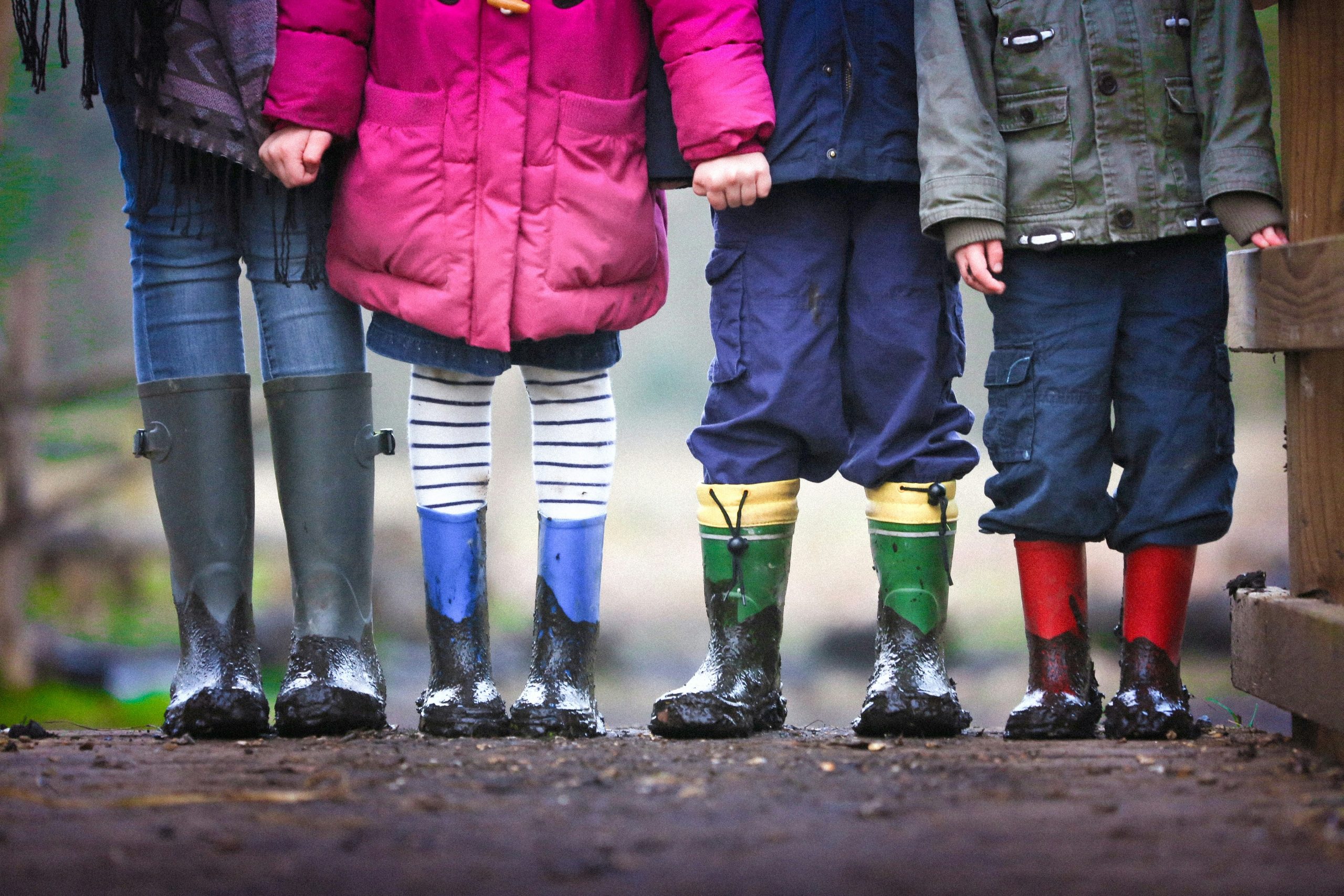 kinderen die handen vasthouden