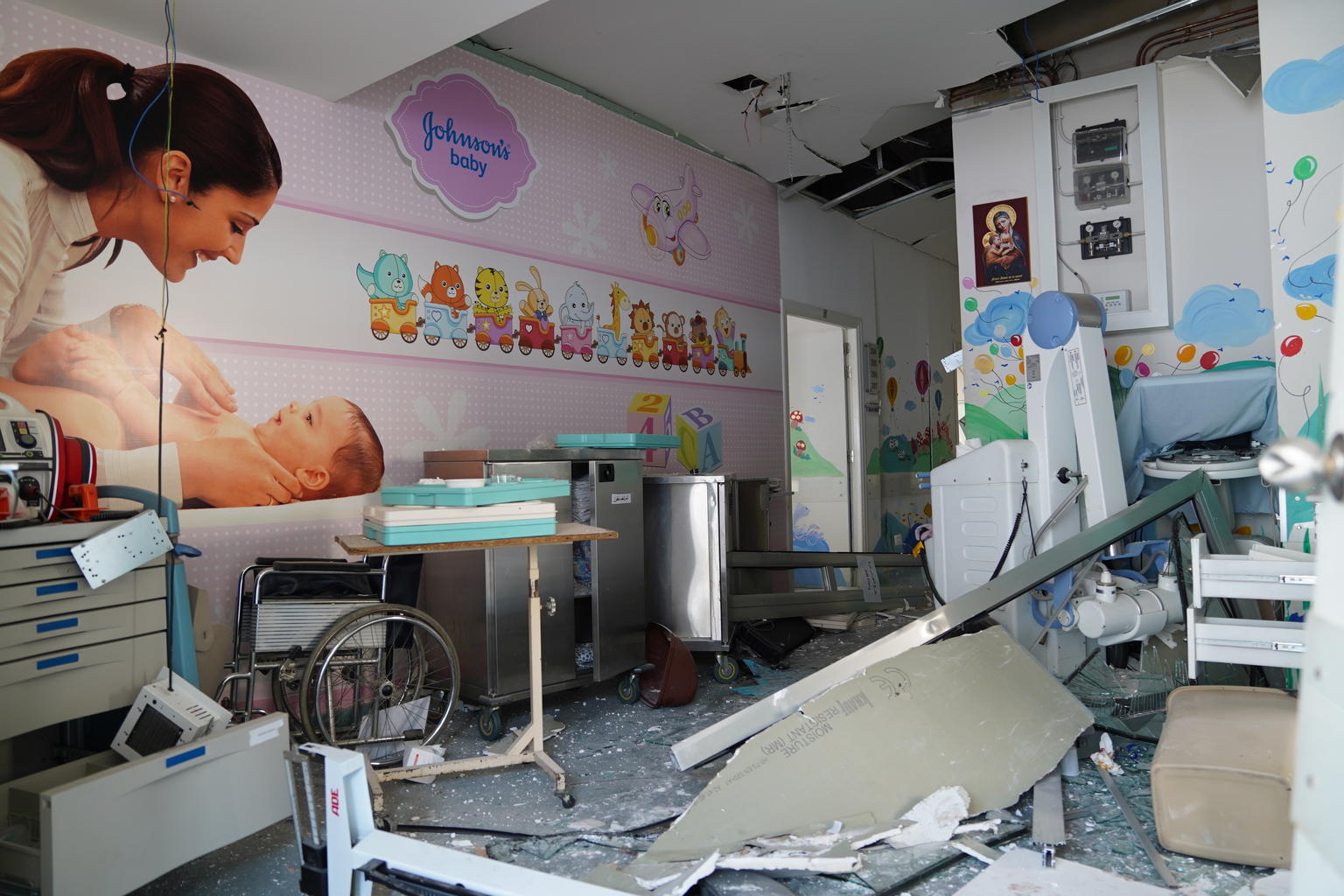 Een ziekenhuis in de haven van Beiroet is zwaar getroffen.