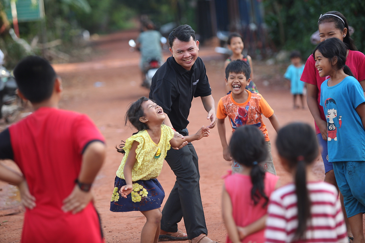 Kinderen spelend op straat in betere tijden, hier in de buurt van Siem Reap, Cambodja