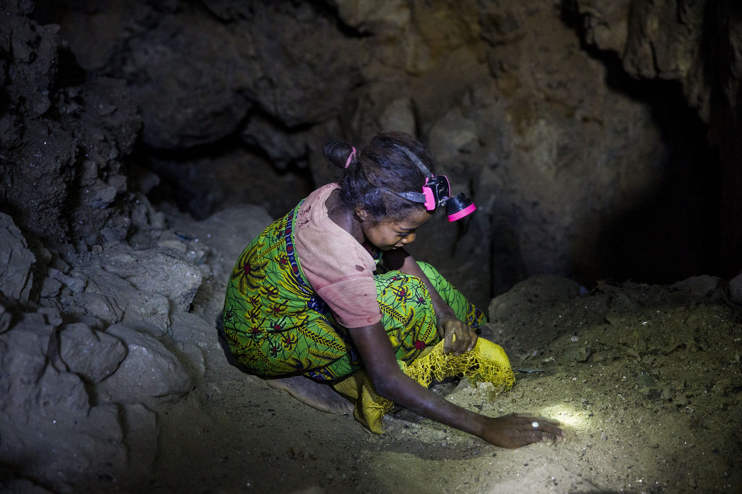 Sinds Mialy van school is, gaat zij mee naar de mijnen.