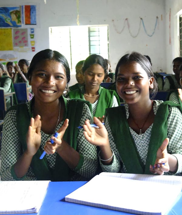 Manisha en haar vriendinnen op school in India.