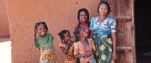 Familie uit Madagaskar, waar veel kinderen moeten werken in de micamijnen. Dankzij jouw steun kunnen zij nu naar school.