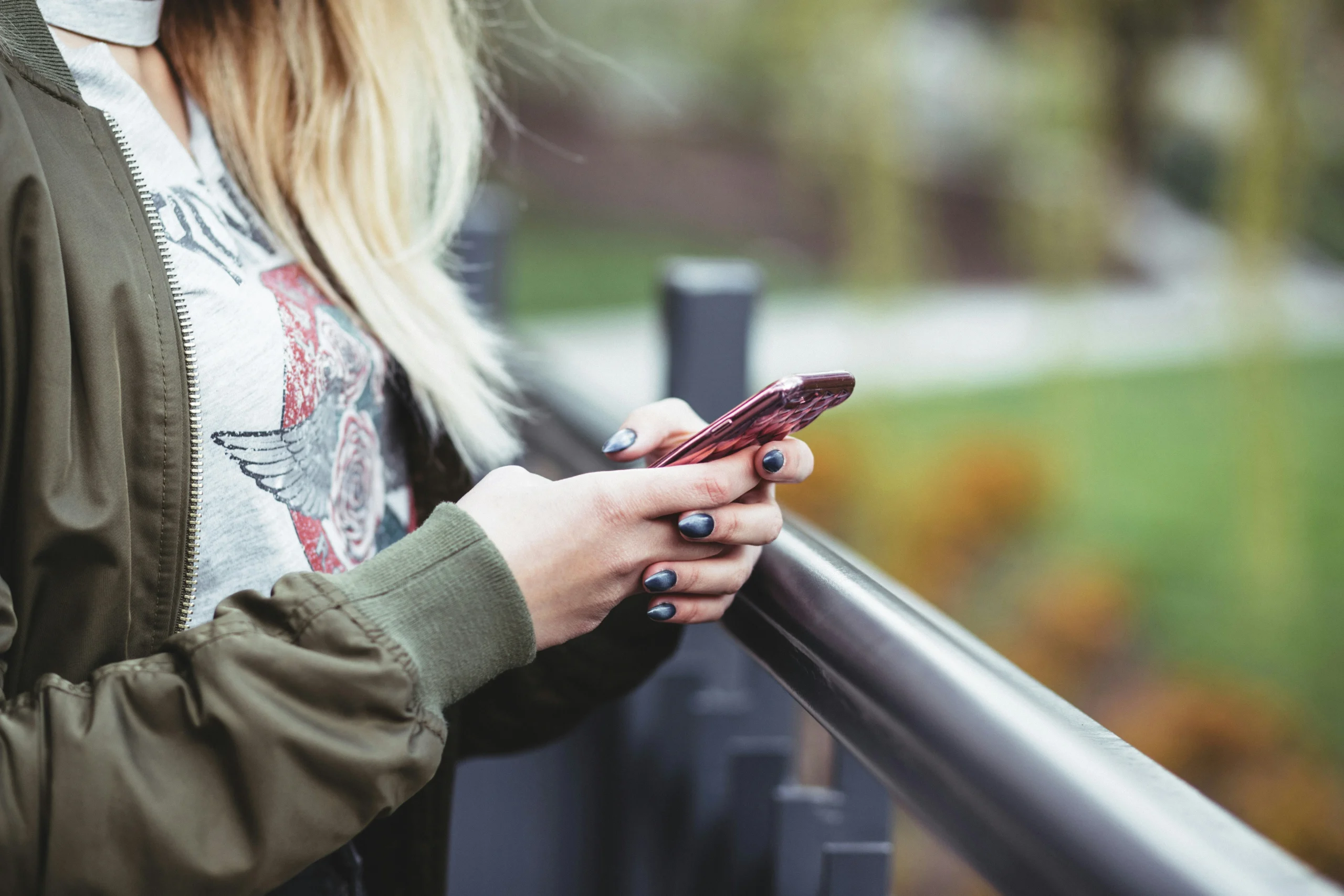 Tiener kijkt op haar mobiel