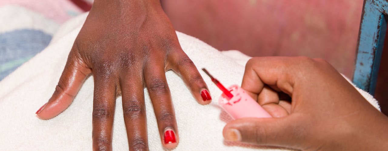 Tasha* aan het werk met een klant in de schoonheidssalon