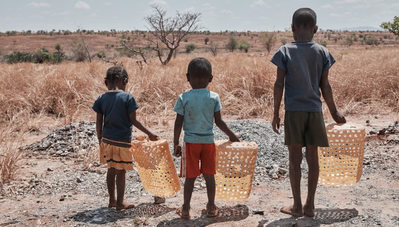 Met het ACTE-project pakken wij in Zuid-Madagaskar kinderarbeid aan in de micasector via activiteiten in gemeenschappen, en lobby en belangenbehartiging op nationaal niveau.