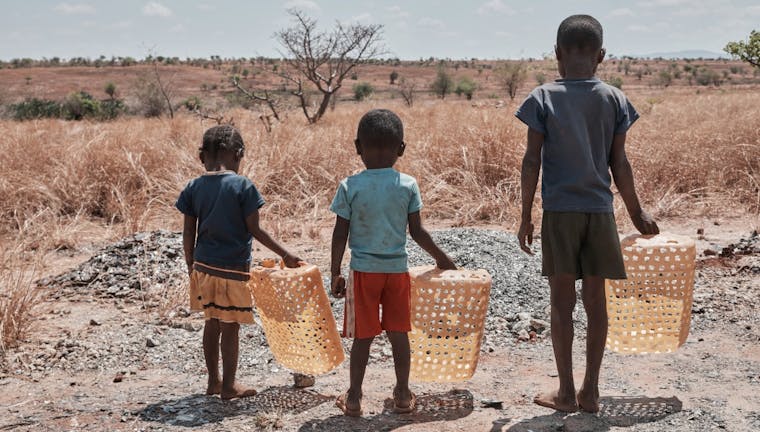Met het ACTE-project pakken wij in Zuid-Madagaskar kinderarbeid aan in de micasector via activiteiten in gemeenschappen, en lobby en belangenbehartiging op nationaal niveau.