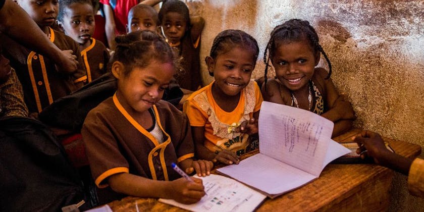 Kinderen op school, schrijvend in een schrift