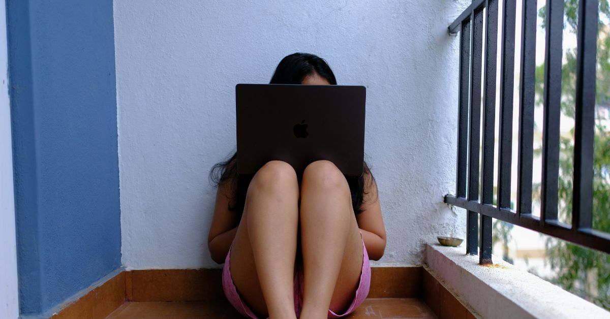Eenzaam kind op haar laptop