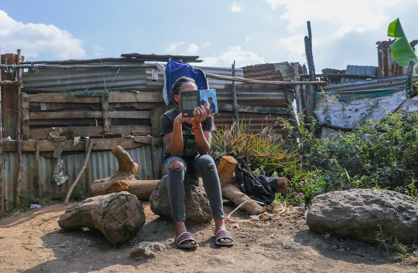 Darna uit Kenia houdt van lezen.