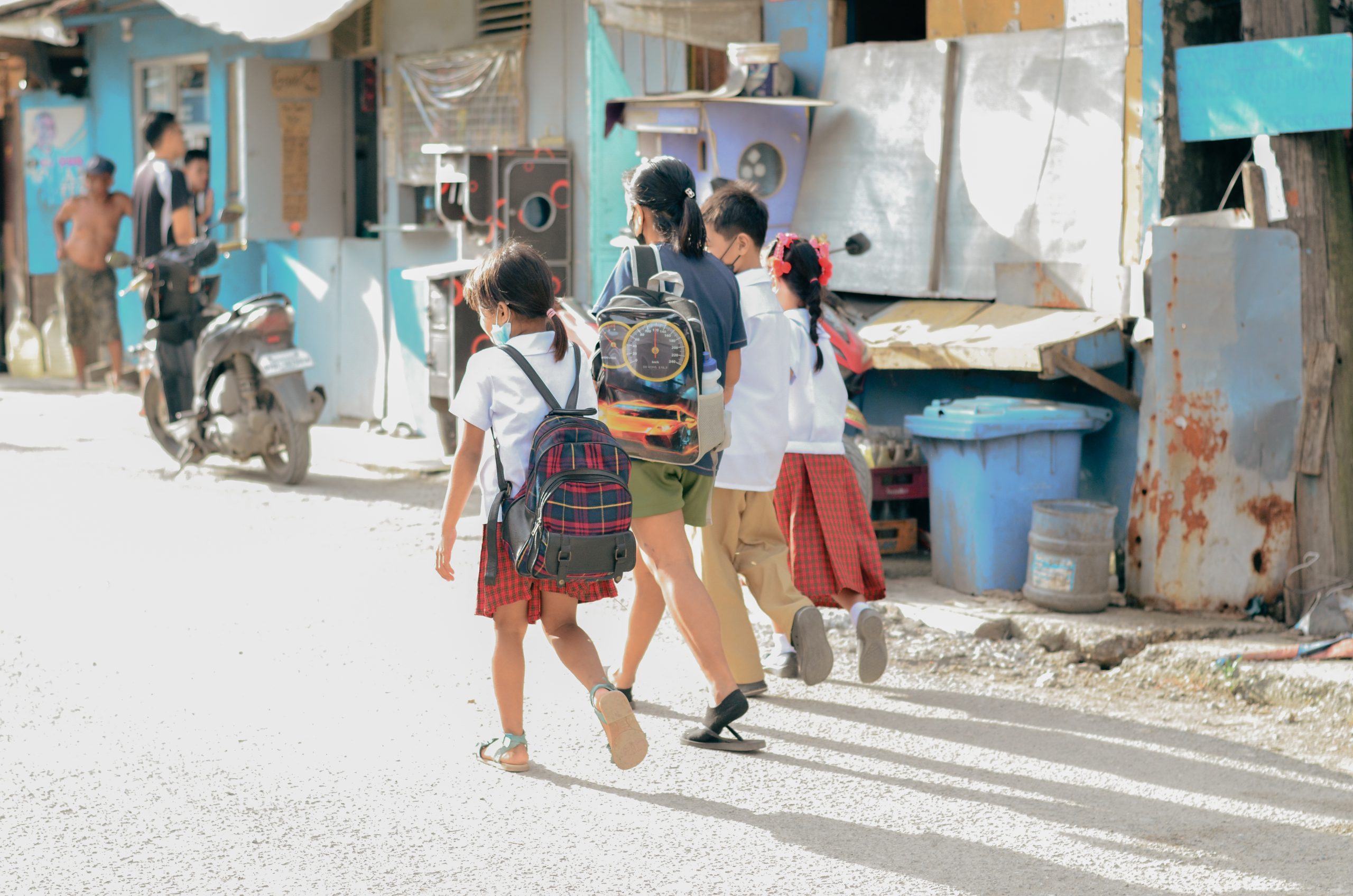 Schoolkinderen op straat