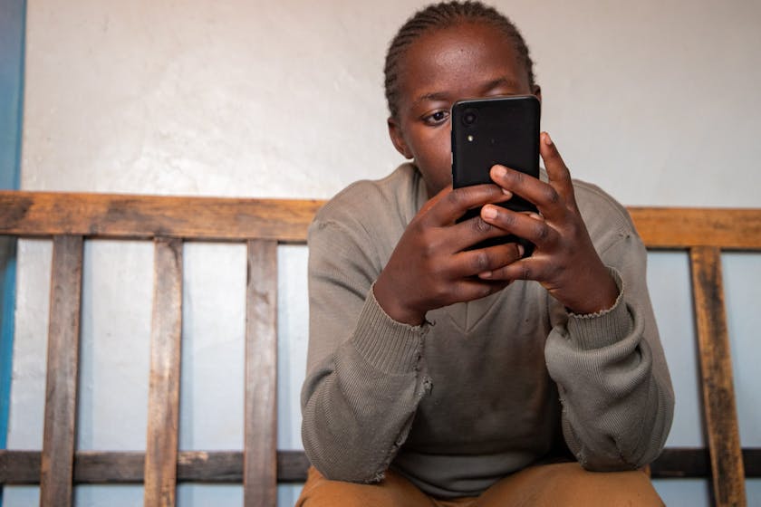 Femimagda scrollt op haar telefoon