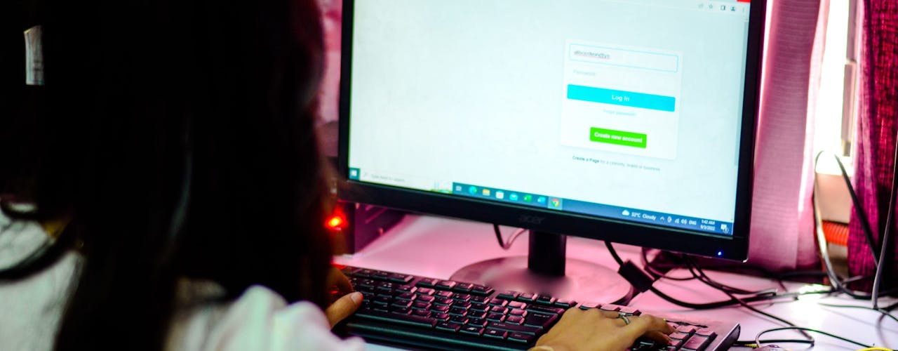 Kind achter de computer