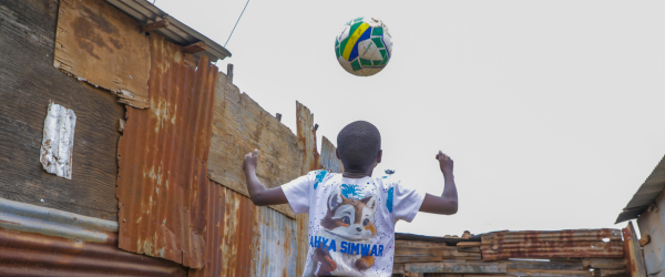Kevin van 10 kopt een bal, terwijl hij aan het spelen is dankzij het Time to Play project
