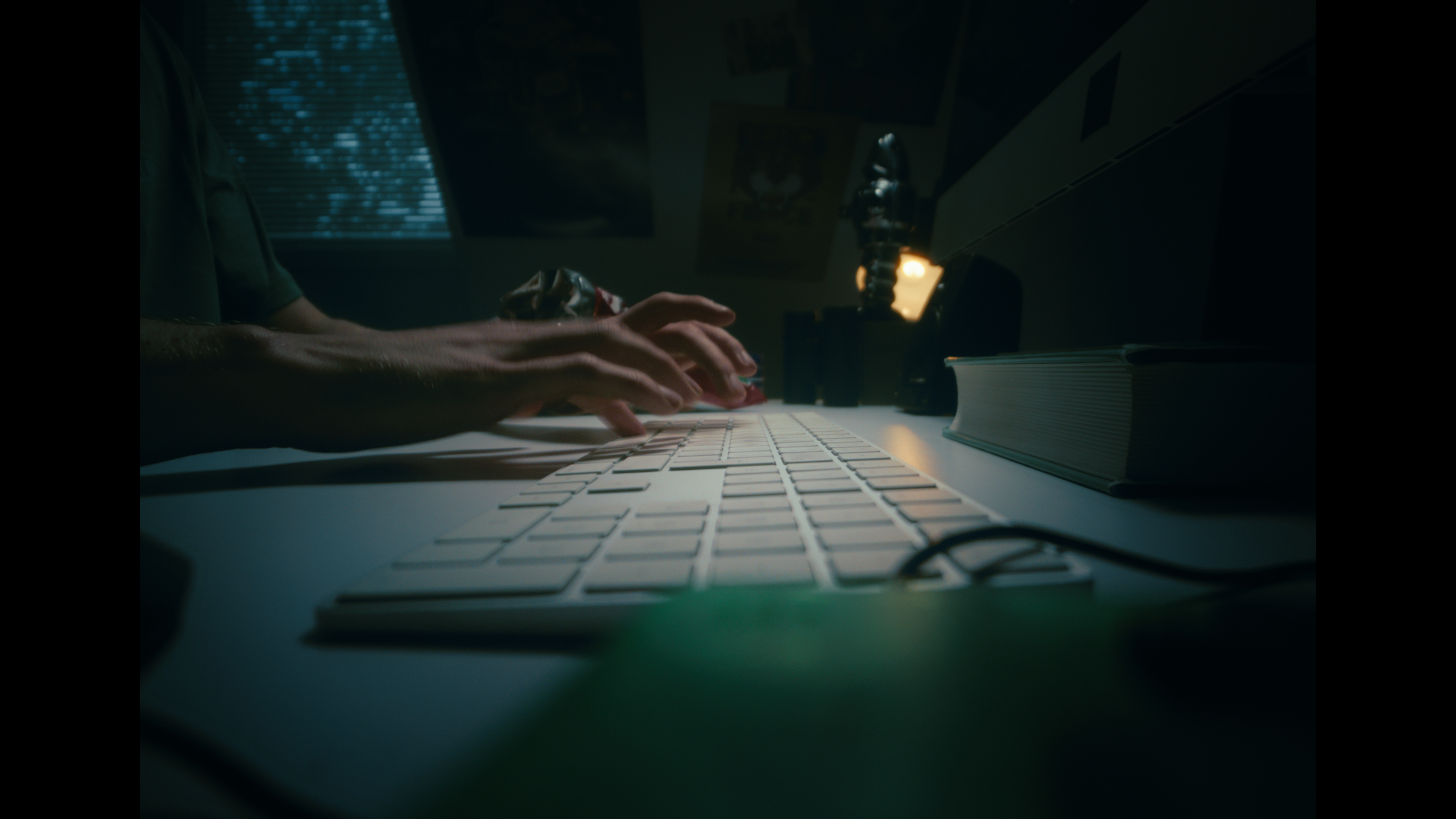 Jongen typt op toetsenbord prompts in voor AI-beelden van kinderen