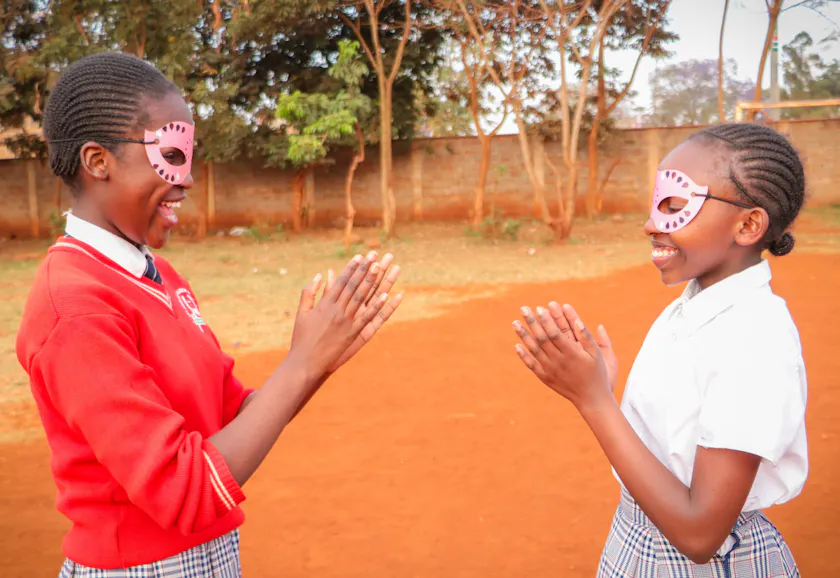 Rose uit Kenia speelt op school met een vriendin. Ze doen mee aan het project Time To Play.