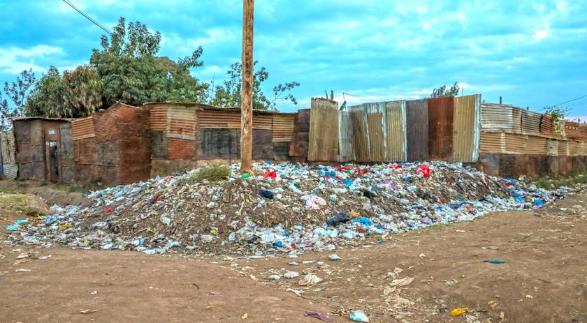 Foto van een vuilnisbelt waar kinderen moeten werken door de bezuinigingen