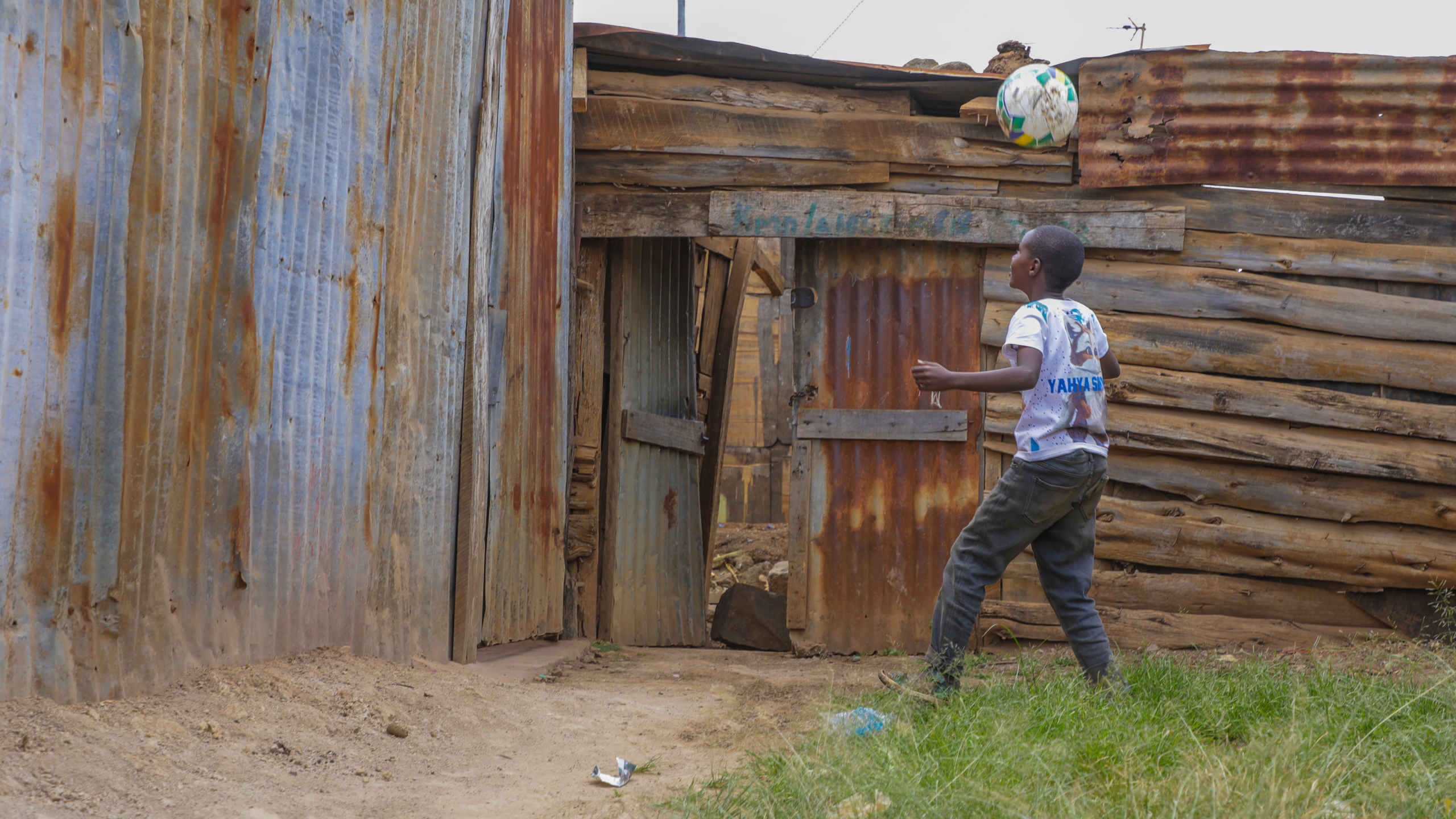 Kevin speelt in de sloppenwijk waar hij woont