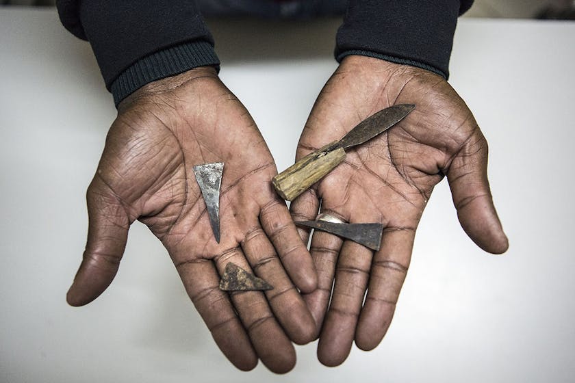 Meisjesbesnijdenis in Tanzania (FGM=Female genital mutilation). De Kuria stam is een van de vier traditionele stammen in Tanzania die zijn meisjes besnijd. Vanaf de leeftijd van 10-12 jaar, soms zelfs jonger, wordt de clitoris verwijderd, maar kunnen ook de schaamlippen worden weggesneden. Dat gebeurt jaarlijks in de maand december, tijdens de grote schoolvakantie. Volgens de Kuria traditie kan een onbesneden meisje niet trouwen. De Kuria bestaan uit 12 clans (vier clans wonen ook over de grens in Kenia). Hun aantal in Tanzania bedraagt ca 1,5 miljoen mensen. Niet alle clans snijden tegelijk. Dit jaar zijn er twee stammen die verminken: De Bwirege stam, met een geschat aantal van 500.000 mensen in Tanzania de grootste Kuria stam, en de Bunchari. Volgend jaar zijn de andere 10 stammen aan de beurt. Het snijden begon meteen na de laatste schooldag, op vrijdag 6 december.