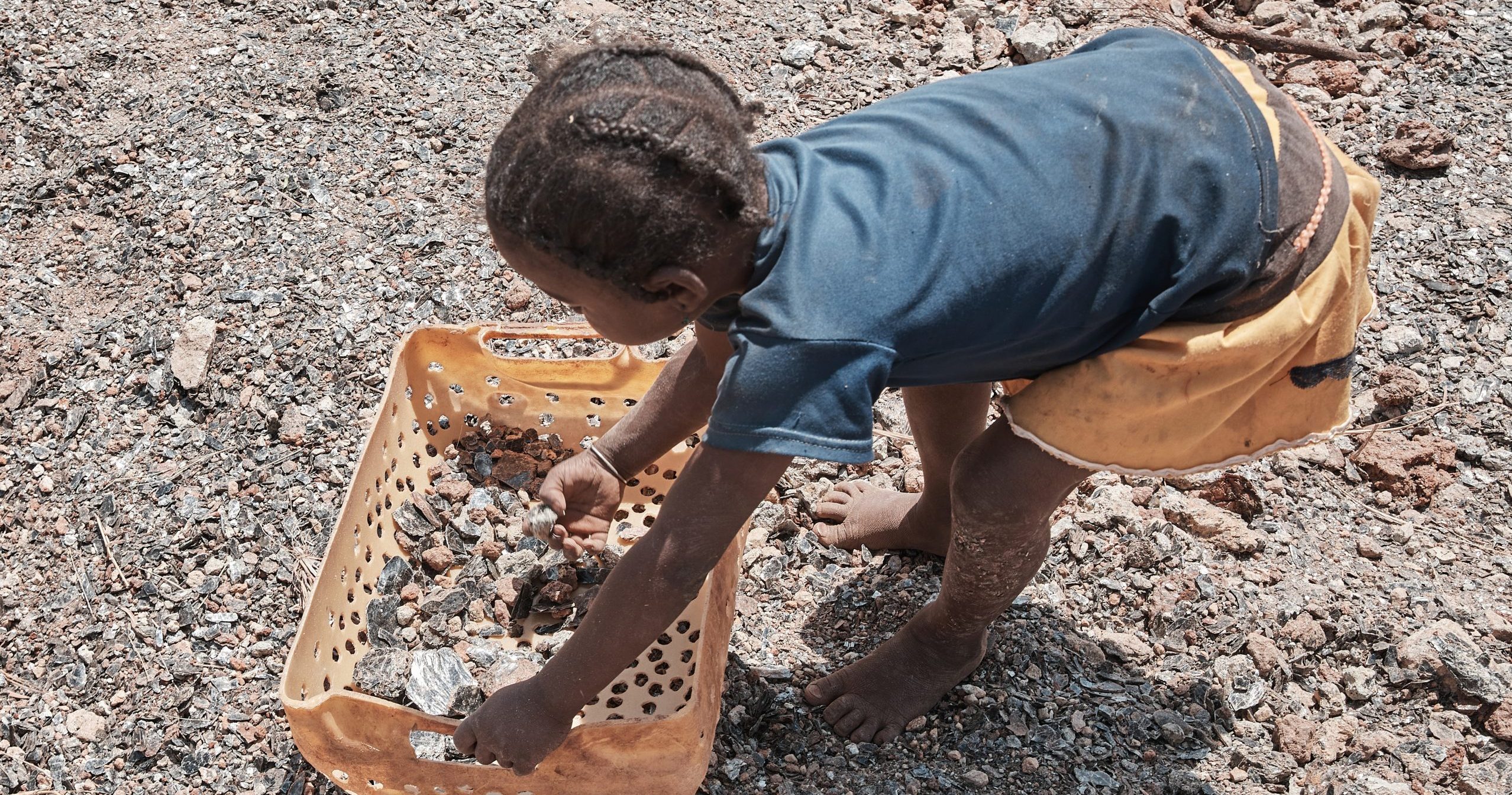 Lova, een 4 jarig meisje dat Mica sorteert in Benato, Madagaskar