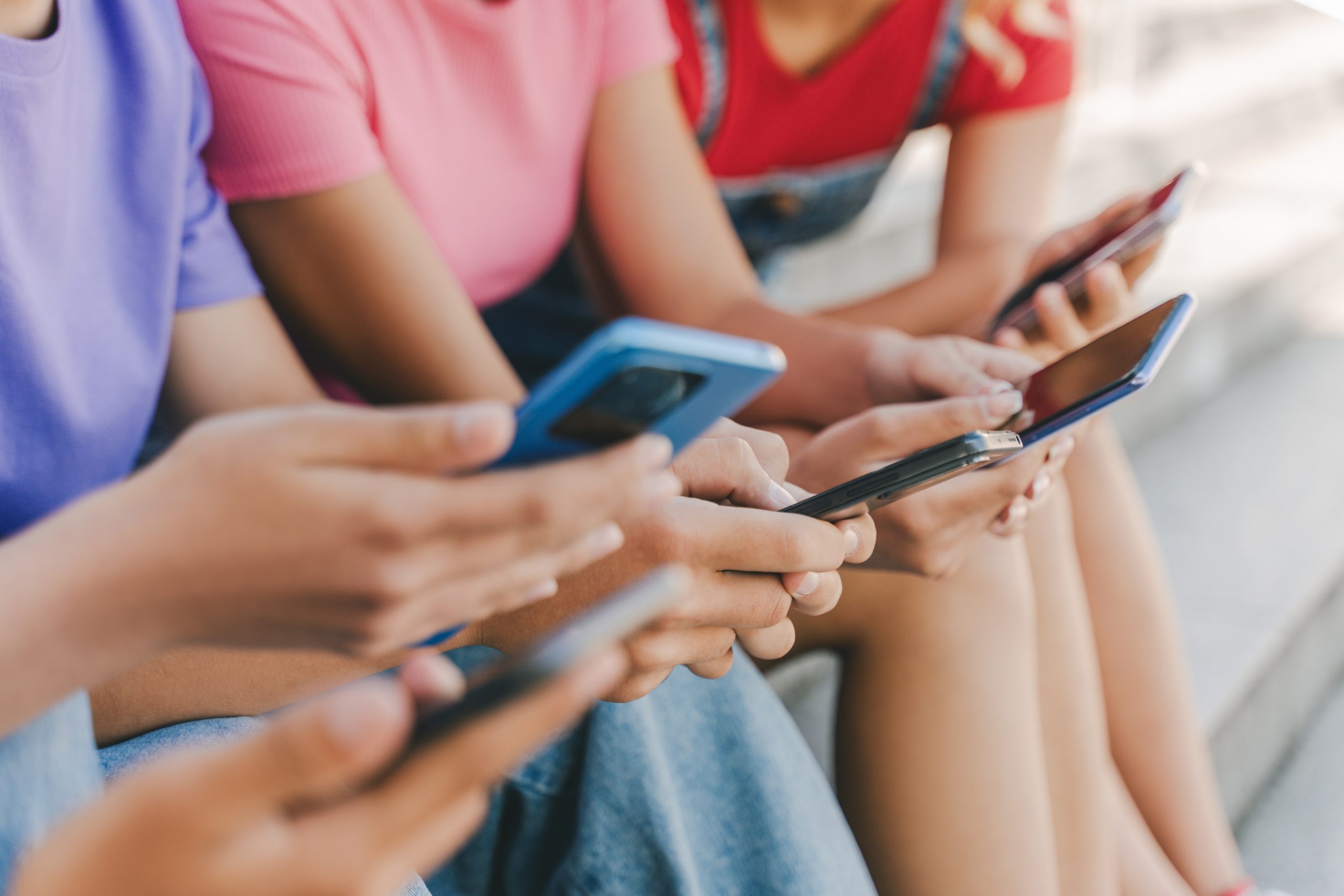 Kinderen online op hun smartphone