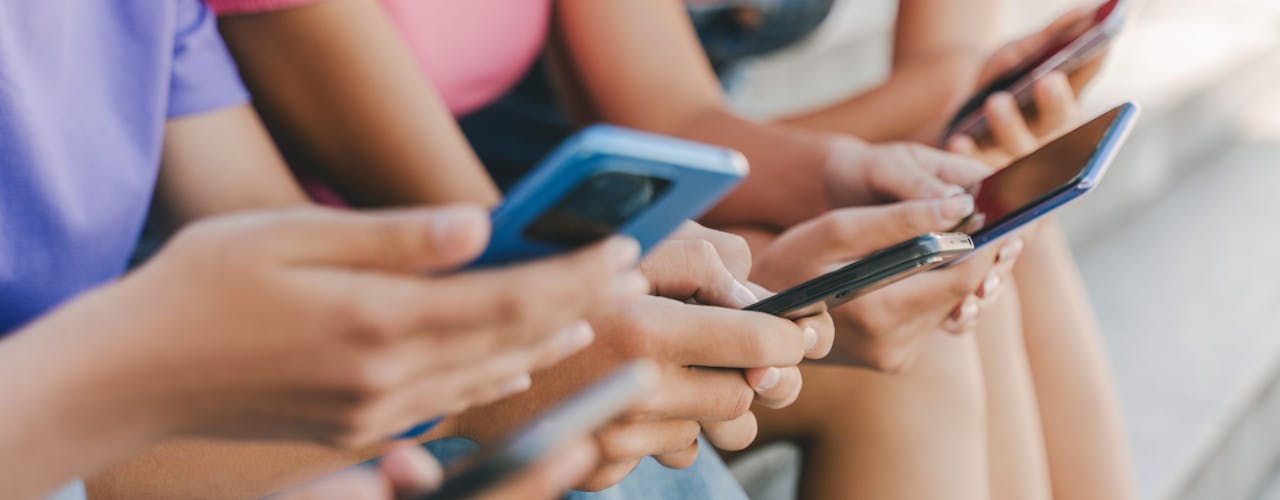 Kinderen online op hun smartphone