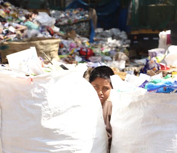 Kinderen op een vuilnisbelt aan het werk. Miss Collect helpt deze kinderen.