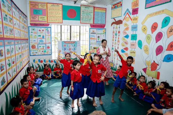 Dansende kinderen op school in Bangladesh